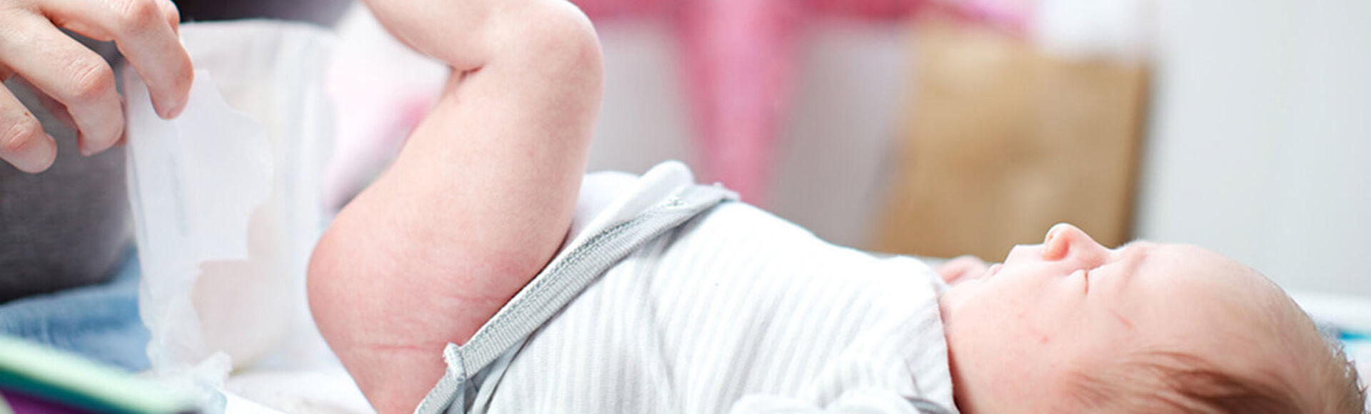 Paso a paso para cambair el pañal de tu bebé | by Huggies Argentina