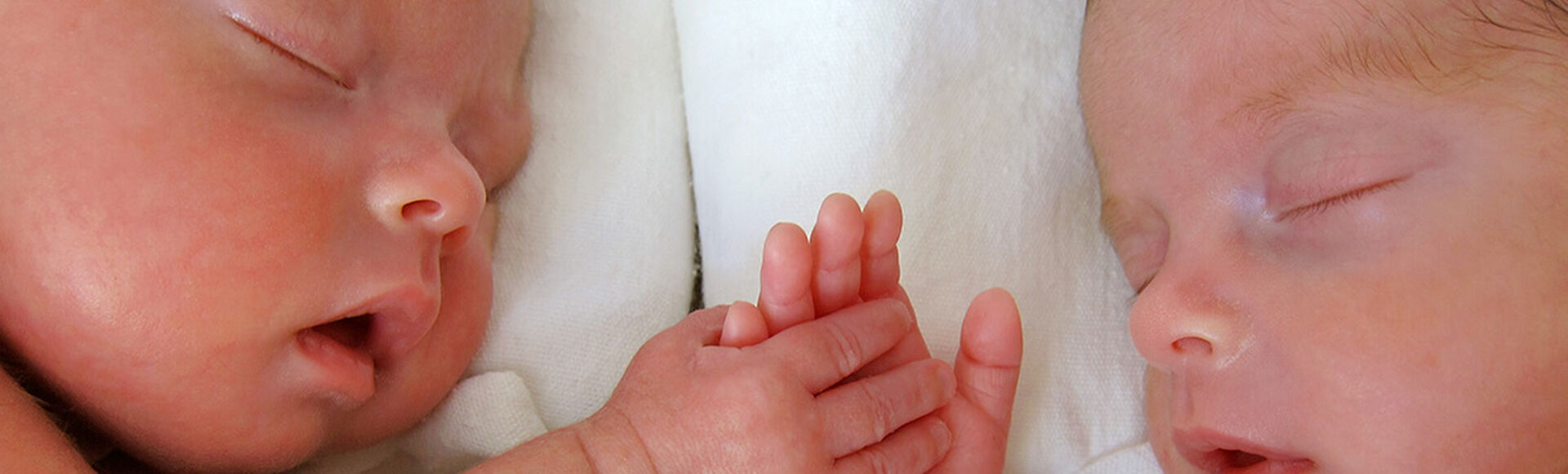 ¿Cómo son los embarazos de gemelos? | by Huggies Argentina